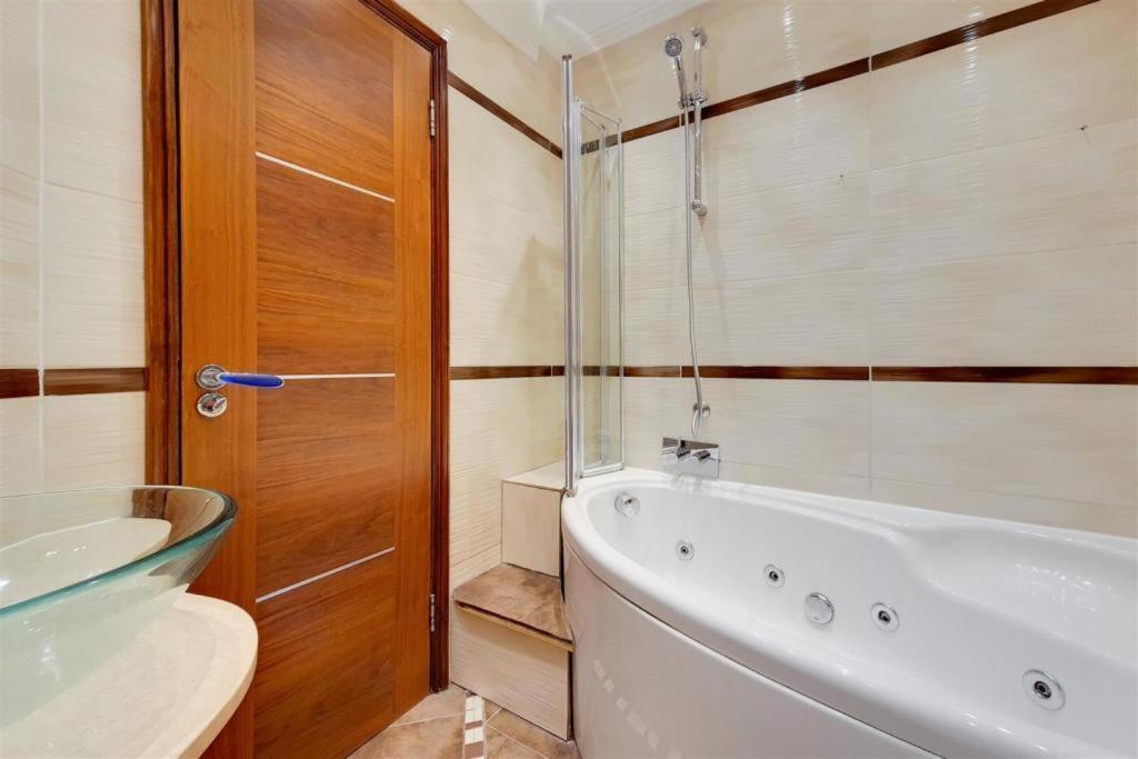 Phenomenal Hyde Park-central With Large Roof Terrace
